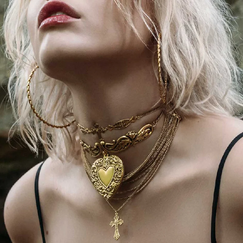 Smooth sweep necklace-LOVE STRUCK. Ornate Heart Choker - Gold