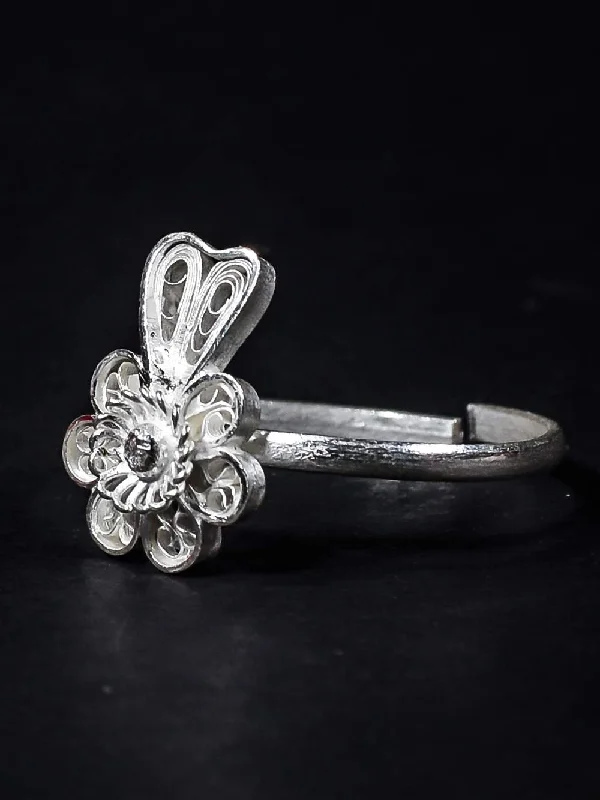 Intertwined ring-Petite Ring